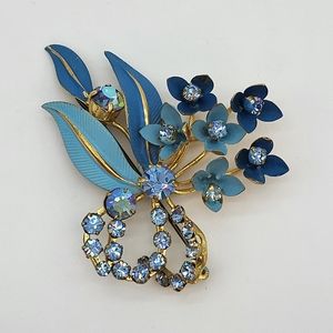 Vintage made in Australia blue crystals floral arrangement on gold brooch